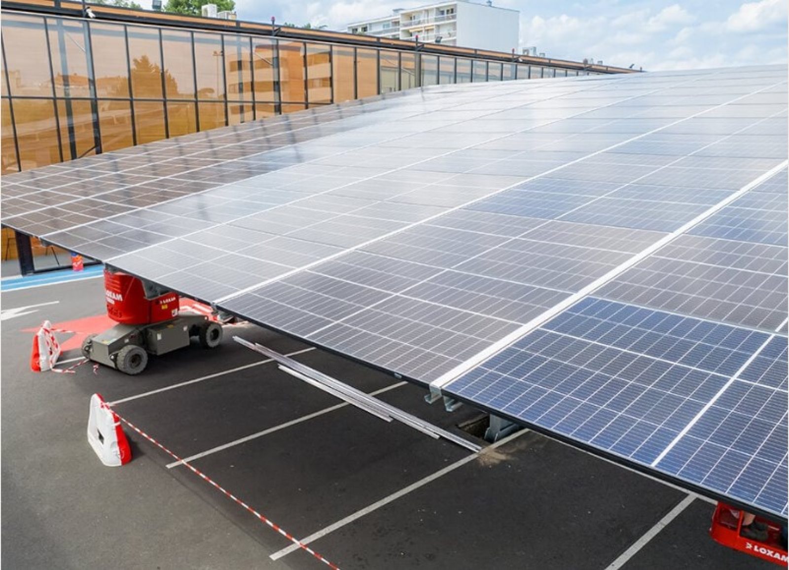 Panneaux solaires sur parking : ce que dit la loi